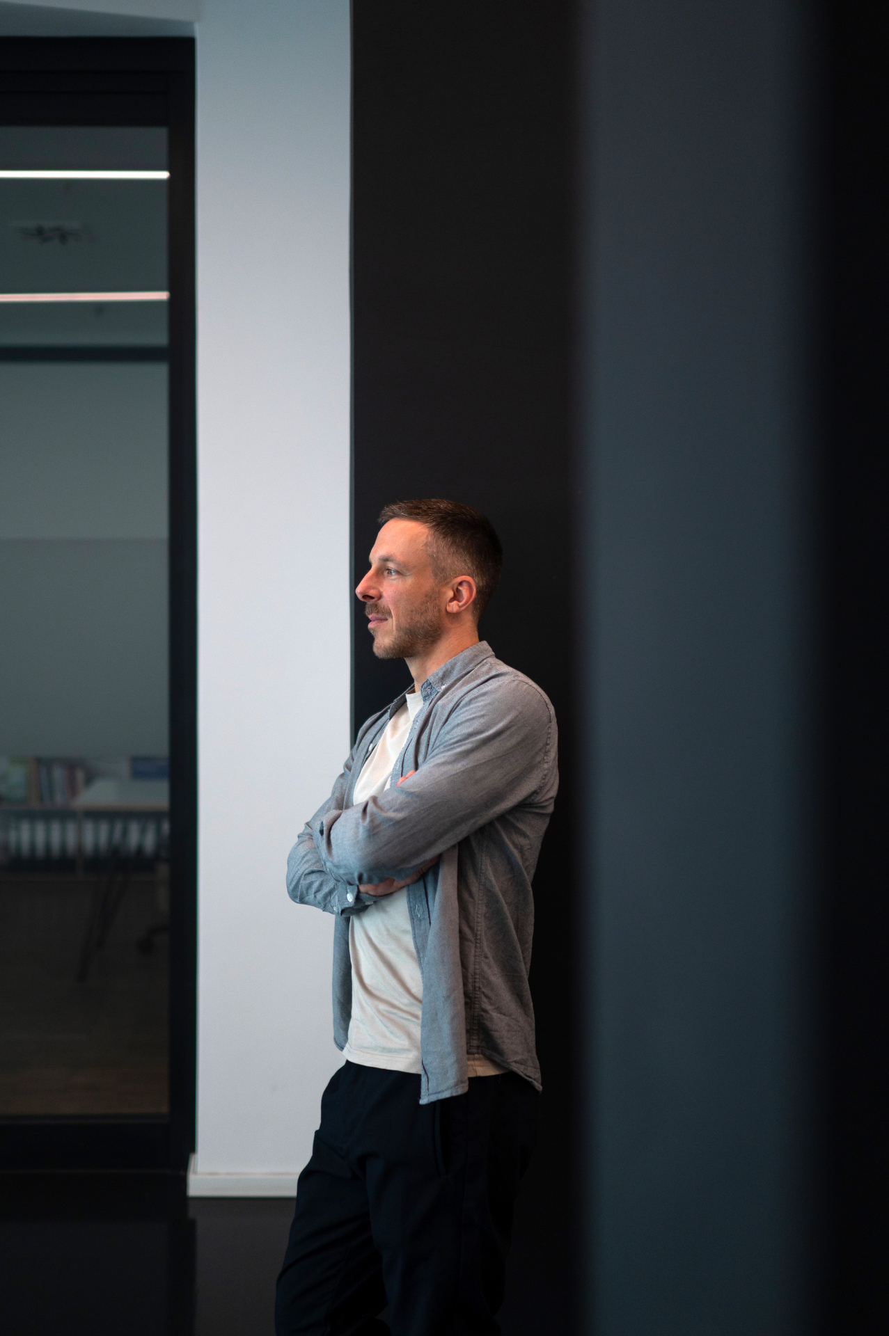 Marcello Doering, Inhaber der Agentur Incognito, im Seitenprofil vor dunklem Interieur